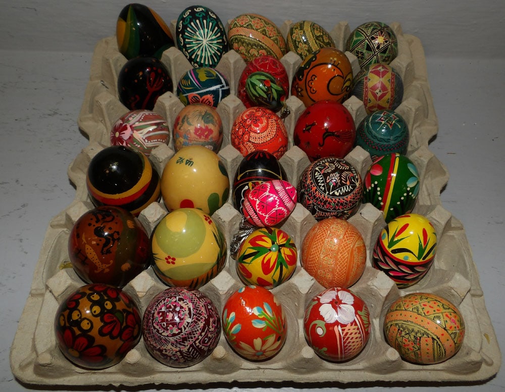 Lot of Hand Painted Wood Eggs: Lot of Hand Painted Wood Eggs . Up to 2 3/4" x 1 1/2" ALL DESCRIPTIONS AND ANY CONDITION STATEMENT GIVEN BY LANGSTON AUCTION GALLERY ARE STRICTLY OPINIONS AND LANGSTON'S SHALL HAVE NO RESPONSIBILITY F