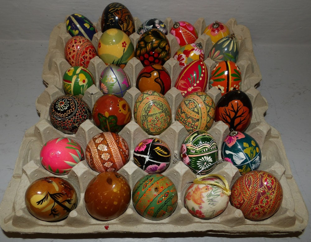 Lot of Hand Painted Wood Eggs: Lot of Hand Painted Wood Eggs . Up to 2 3/4" x 1 1/2" ALL DESCRIPTIONS AND ANY CONDITION STATEMENT GIVEN BY LANGSTON AUCTION GALLERY ARE STRICTLY OPINIONS AND LANGSTON'S SHALL HAVE NO RESPONSIBILITY F