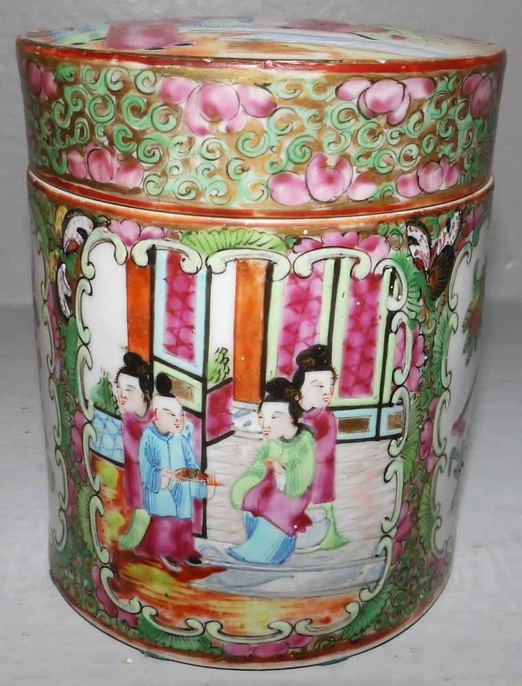 19th Century Rose Medallion Covered Jar: 19th Century Rose Medallion Covered Jar. 4 3/4" H 4' Dia. ALL DESCRIPTIONS AND ANY CONDITION STATEMENT GIVEN BY LANGSTON AUCTION GALLERY ARE STRICTLY OPINIONS AND LANGSTON'S SHALL HAVE NO RESPONSIBILI