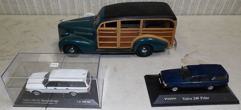 Lot Vintage Cars: Lot Vintage Cars. 4" h 10 1/2" W 4" D ALL DESCRIPTIONS AND ANY CONDITION STATEMENT GIVEN BY LANGSTON AUCTION GALLERY ARE STRICTLY OPINIONS AND LANGSTON'S SHALL HAVE NO RESPONSIBILITY FOR ERRORS OR OMI
