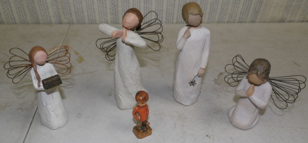 Lot Willow Tree Figurines (1 of 3)