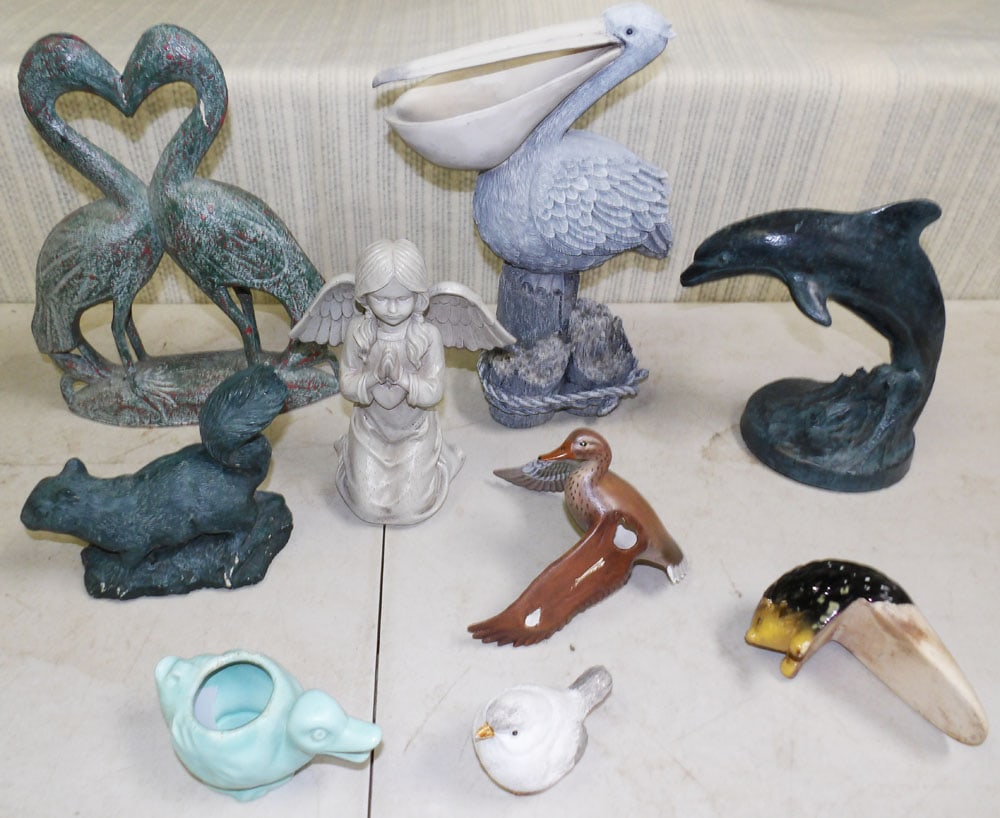 Lot Resin & Ceramic Figurines (1 of 3)