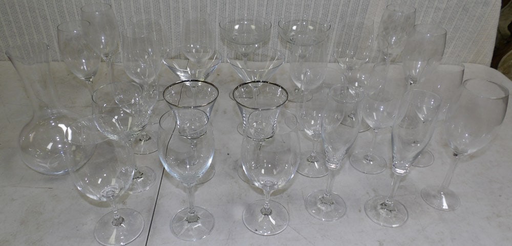 Lot Glass Stemware: Lot Glass Stemware. 10" H 5" W ALL DESCRIPTIONS AND ANY CONDITION STATEMENT GIVEN BY LANGSTON AUCTION GALLERY ARE STRICTLY OPINIONS AND LANGSTON'S SHALL HAVE NO RESPONSIBILITY FOR ERRORS OR OMISSIONS.