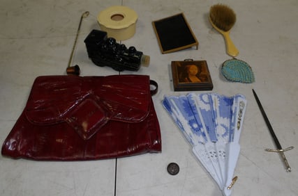 Lot Dresser Items - Ladies Purse