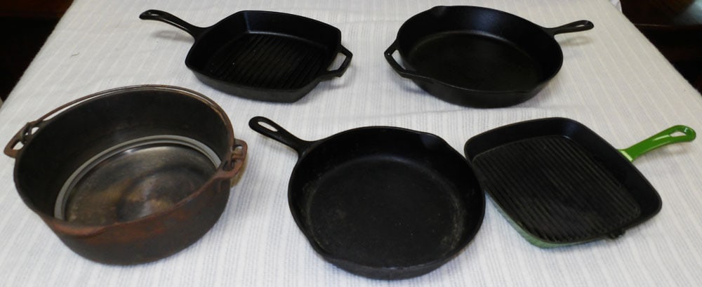 Lot Cast Iron Skillets & Pot (1 of 3)