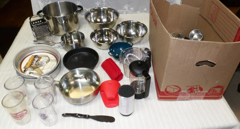 Lot Kitchen Ware: Lot Kitchen Ware. 7" h 10" W 10" D ALL DESCRIPTIONS AND ANY CONDITION STATEMENT GIVEN BY LANGSTON AUCTION GALLERY ARE STRICTLY OPINIONS AND LANGSTON'S SHALL HAVE NO RESPONSIBILITY FOR ERRORS OR OMISSI