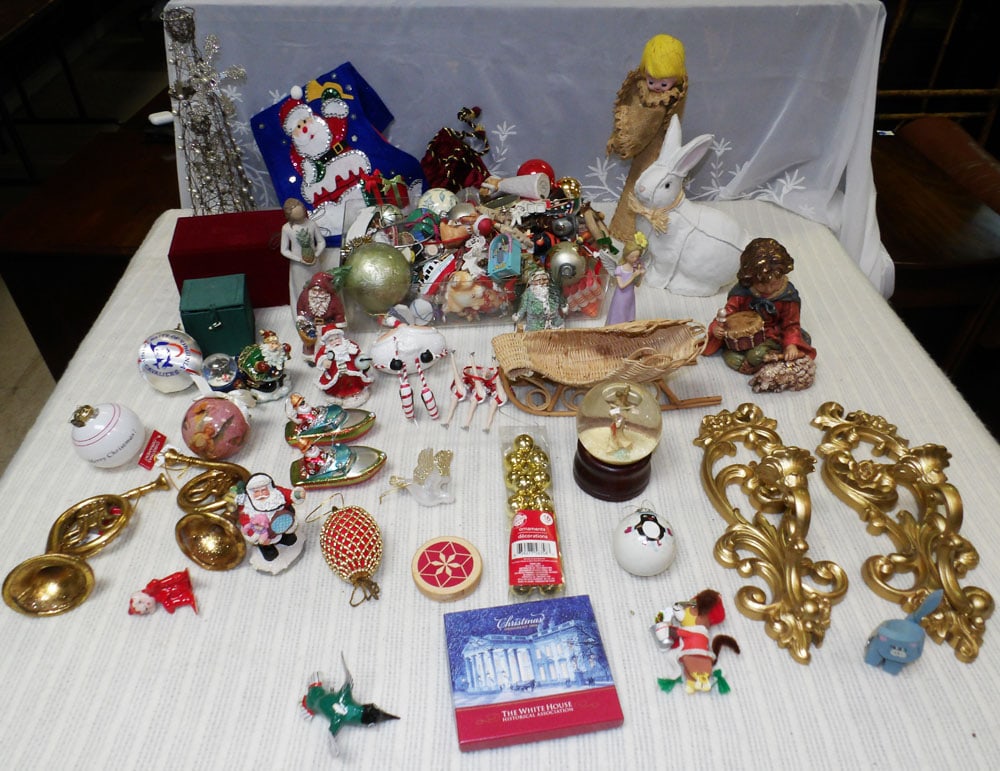 Lot Christmas Decorations: Lot Christmas Decorations. 15" H 5 1/2" W ALL DESCRIPTIONS AND ANY CONDITION STATEMENT GIVEN BY LANGSTON AUCTION GALLERY ARE STRICTLY OPINIONS AND LANGSTON'S SHALL HAVE NO RESPONSIBILITY FOR ERRORS OR