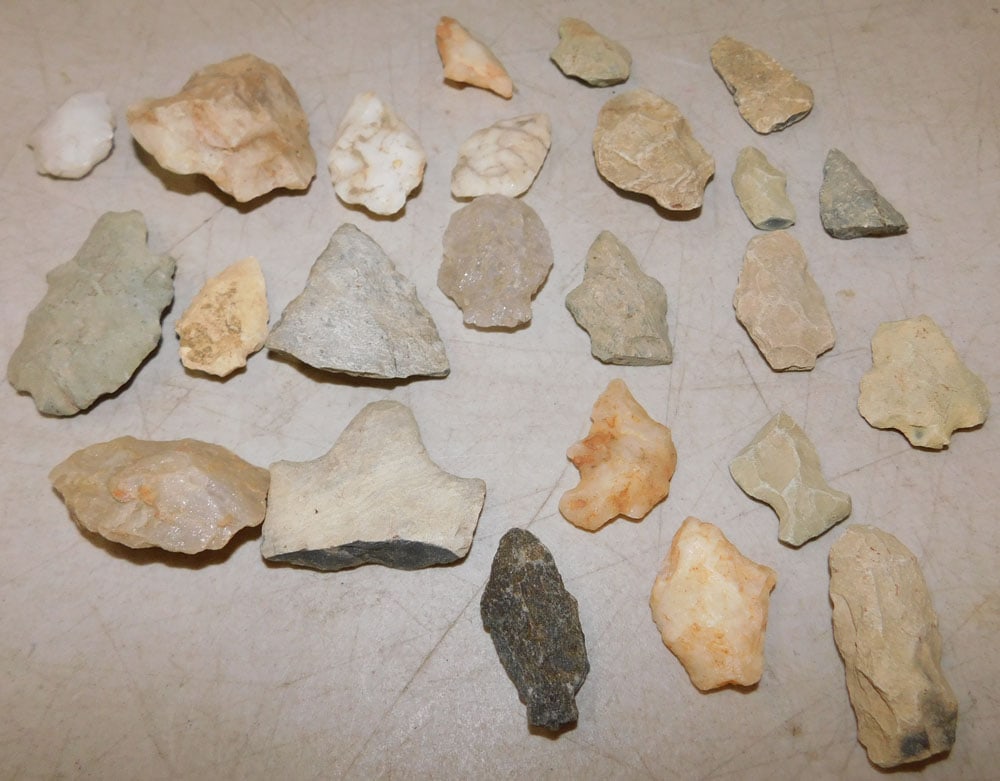 Lot Twenty Four Vintage Arrowheads (1 of 2)