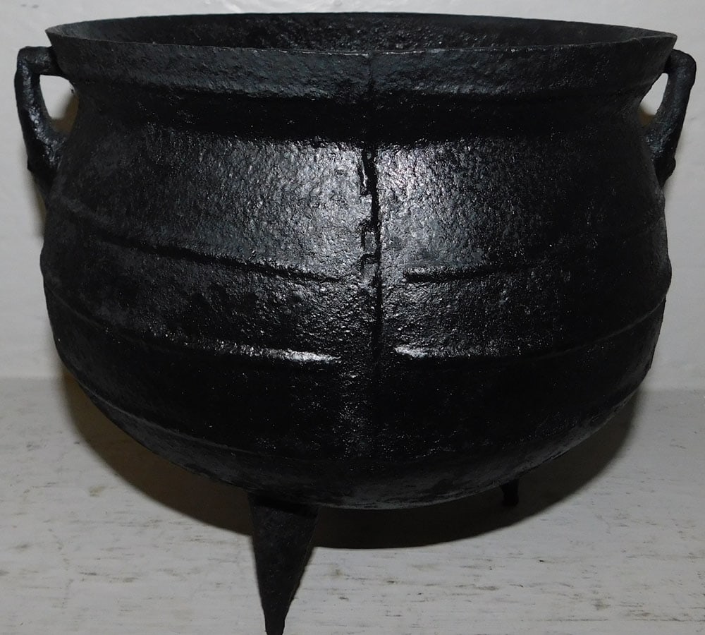 Small Cast Iron Pot (1 of 3)