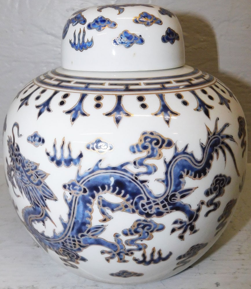 Oriental Porcelain Dragon Motif Ginger Jar: Oriental Porcelain Dragon Motif Ginger Jar. 7 1/2" H 7" Dia ALL DESCRIPTIONS AND ANY CONDITION STATEMENT GIVEN BY LANGSTON AUCTION GALLERY ARE STRICTLY OPINIONS AND LANGSTON'S SHALL HAVE NO RESPONSIBI