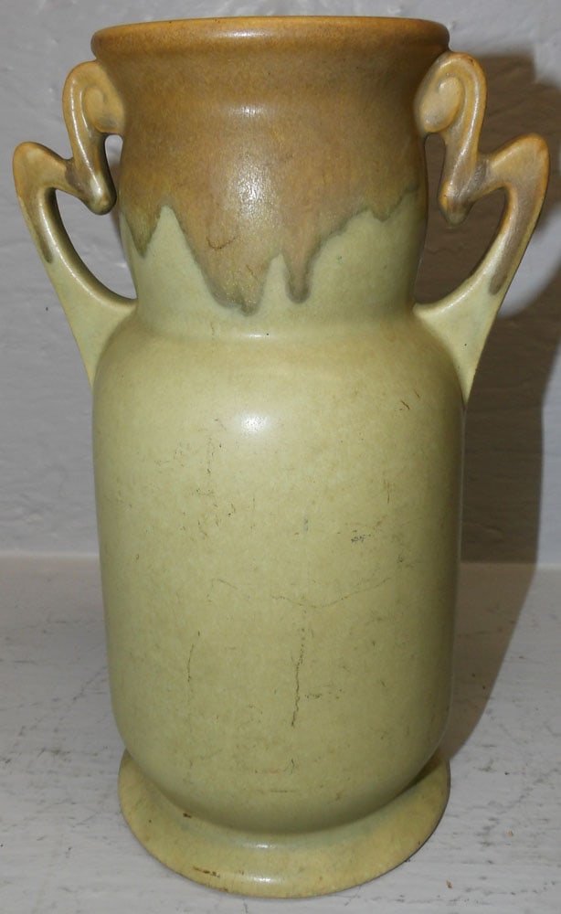 Roseville Pottery Vase: Roseville Pottery Vase. 9 1/4" X 5 3/4" ALL DESCRIPTIONS AND ANY CONDITION STATEMENT GIVEN BY LANGSTON AUCTION GALLERY ARE STRICTLY OPINIONS AND LANGSTON'S SHALL HAVE NO RESPONSIBILITY FOR ERRORS OR O