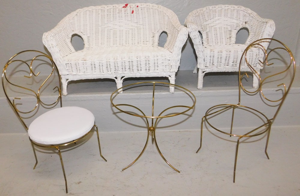 Lot Wicker & Metal Doll Furniture: Lot Wicker & Metal Doll Furniture. 10 1/4" H 17 3/4" W 10 1/2" D ALL DESCRIPTIONS AND ANY CONDITION STATEMENT GIVEN BY LANGSTON AUCTION GALLERY ARE STRICTLY OPINIONS AND LANGSTON'S SHALL HAVE NO RESPO