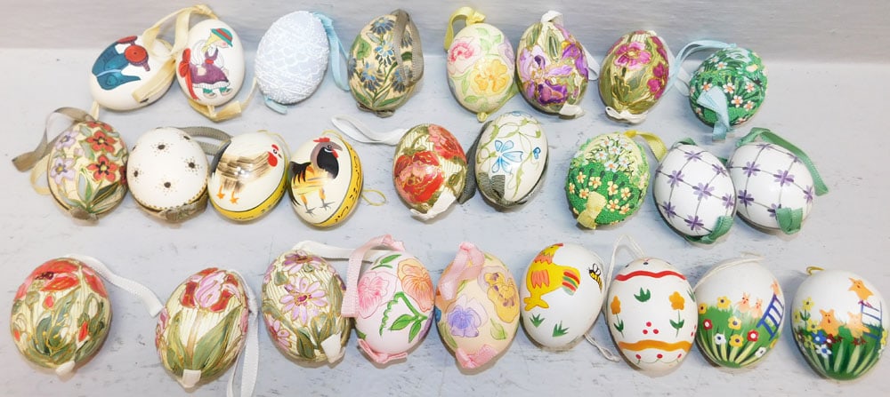 Lot Hand Painted Eggs: Lot Hand Painted Eggs. 2 1/4" X 1 3/4" ALL DESCRIPTIONS AND ANY CONDITION STATEMENT GIVEN BY LANGSTON AUCTION GALLERY ARE STRICTLY OPINIONS AND LANGSTON'S SHALL HAVE NO RESPONSIBILITY FOR ERRORS OR OM