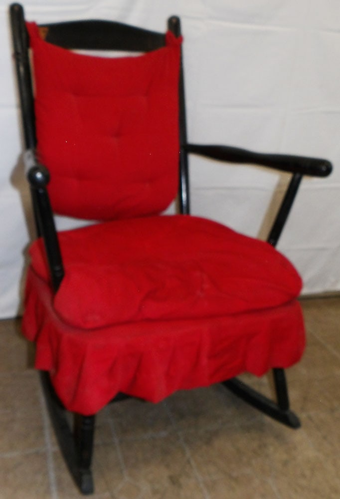 Painted Wood Ladder Back Rocker: Painted Wood Ladder Back Rocker. 35" H 25" W 30" D ALL DESCRIPTIONS AND ANY CONDITION STATEMENT GIVEN BY LANGSTON AUCTION GALLERY ARE STRICTLY OPINIONS AND LANGSTON'S SHALL HAVE NO RESPONSIBILITY FOR 