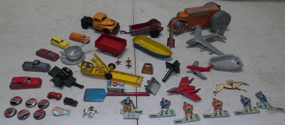 Lot Vintage Toys: Lot Vintage Toys. 3" H 10" W ALL DESCRIPTIONS AND ANY CONDITION STATEMENT GIVEN BY LANGSTON AUCTION GALLERY ARE STRICTLY OPINIONS AND LANGSTON'S SHALL HAVE NO RESPONSIBILITY FOR ERRORS OR OMISSIONS. T