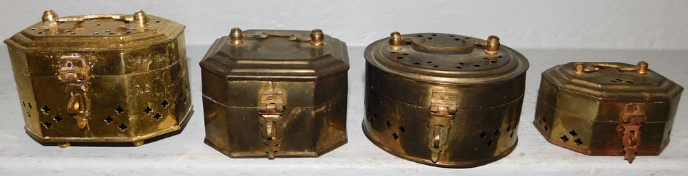 Lot Brass Trinket Boxes: Lot Brass Trinket Boxes. 2 1/2" H 3 1/2" Dia ALL DESCRIPTIONS AND ANY CONDITION STATEMENT GIVEN BY LANGSTON AUCTION GALLERY ARE STRICTLY OPINIONS AND LANGSTON'S SHALL HAVE NO RESPONSIBILITY FOR ERRORS