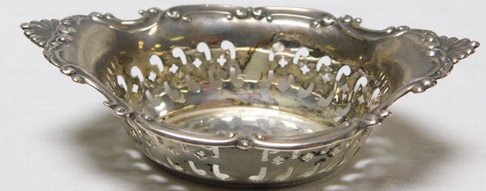 Gorham Sterling Nut Dish: Gorham Sterling Nut Dish. 1" H 3 3/4" W ALL DESCRIPTIONS AND ANY CONDITION STATEMENT GIVEN BY LANGSTON AUCTION GALLERY ARE STRICTLY OPINIONS AND LANGSTON'S SHALL HAVE NO RESPONSIBILITY FOR ERRORS OR O