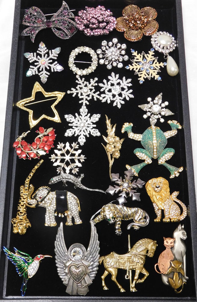 Lot 27 Costume Jewelry Pins: Lot 27 Costume Jewelry Pins. 3" W ALL DESCRIPTIONS AND ANY CONDITION STATEMENT GIVEN BY LANGSTON AUCTION GALLERY ARE STRICTLY OPINIONS AND LANGSTON'S SHALL HAVE NO RESPONSIBILITY FOR ERRORS OR OMISSIO