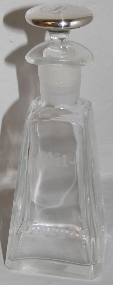 Antique Sterling Top Oil & Vinegar Glass Bottle Cruet: Antique Sterling Top Oil & Vinegar Glass Bottle Cruet. 7 1/4" H 2" Dia. ALL DESCRIPTIONS AND ANY CONDITION STATEMENT GIVEN BY LANGSTON AUCTION GALLERY ARE STRICTLY OPINIONS AND LANGSTON'S SHALL HAVE N