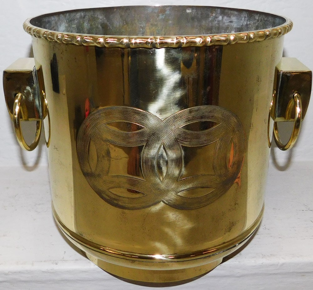 Polished Brass Oriental Jardiniere: Polished Brass Oriental Jardiniere. 9 1/2" H 11 1/2" W ALL DESCRIPTIONS AND ANY CONDITION STATEMENT GIVEN BY LANGSTON AUCTION GALLERY ARE STRICTLY OPINIONS AND LANGSTON'S SHALL HAVE NO RESPONSIBILITY 