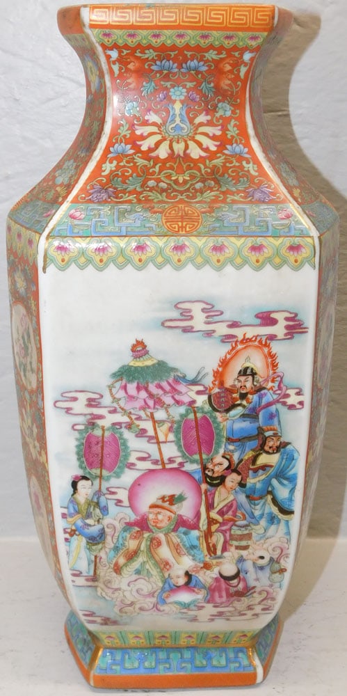 Painted Chinese Porcelain Vase: Painted Chinese Porcelain Vase. 13 1/4" H 6 1/2" W ALL DESCRIPTIONS AND ANY CONDITION STATEMENT GIVEN BY LANGSTON AUCTION GALLERY ARE STRICTLY OPINIONS AND LANGSTON'S SHALL HAVE NO RESPONSIBILITY FOR