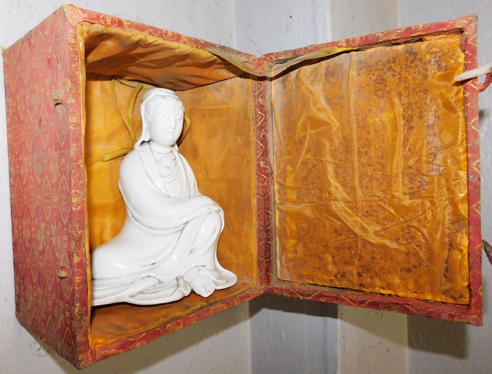 Chinese Porcelain Buddha In Original Box: Chinese Porcelain Buddha In Original Box. Buddha: 8" H 6 1/2" W ALL DESCRIPTIONS AND ANY CONDITION STATEMENT GIVEN BY LANGSTON AUCTION GALLERY ARE STRICTLY OPINIONS AND LANGSTON'S SHALL HAVE NO RESPON