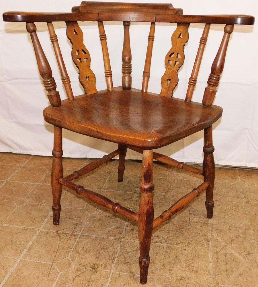 19th Century Elm Wood Corner Chair : 19th Century Elm Wood Corner Chair . 30" H 29 1/2" W 24" D ALL DESCRIPTIONS AND ANY CONDITION STATEMENT GIVEN BY LANGSTON AUCTION GALLERY ARE STRICTLY OPINIONS AND LANGSTON'S SHALL HAVE NO RESPONSIBIL