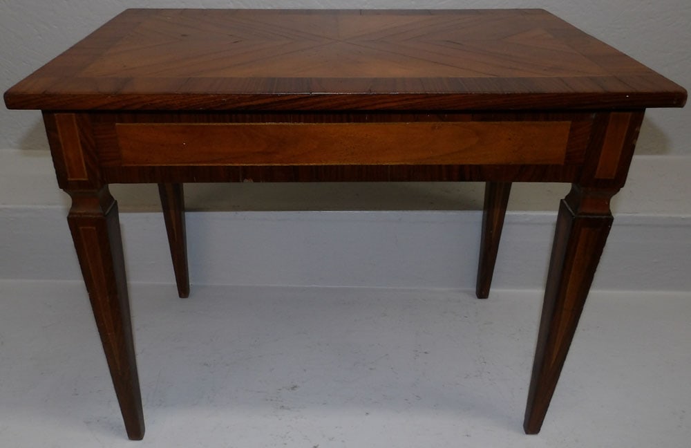 Walnut & Rosewood Banded Top Tea Table: Walnut & Rosewood Banded Top Tea Table. 18 1/4" H 23" W 15 1/4" D ALL DESCRIPTIONS AND ANY CONDITION STATEMENT GIVEN BY LANGSTON AUCTION GALLERY ARE STRICTLY OPINIONS AND LANGSTON'S SHALL HAVE NO RESP