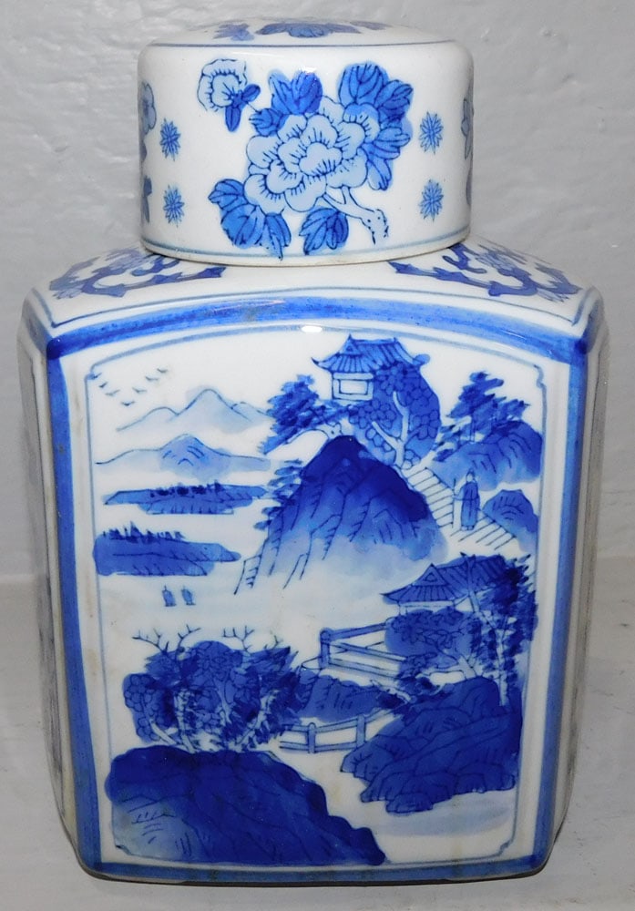 Chinese Porcelain Blue & White Tea Cannister : Chinese Porcelain Blue & White Tea Cannister . 9" H 6" W ALL DESCRIPTIONS AND ANY CONDITION STATEMENT GIVEN BY LANGSTON AUCTION GALLERY ARE STRICTLY OPINIONS AND LANGSTON'S SHALL HAVE NO RESPONSIBILIT