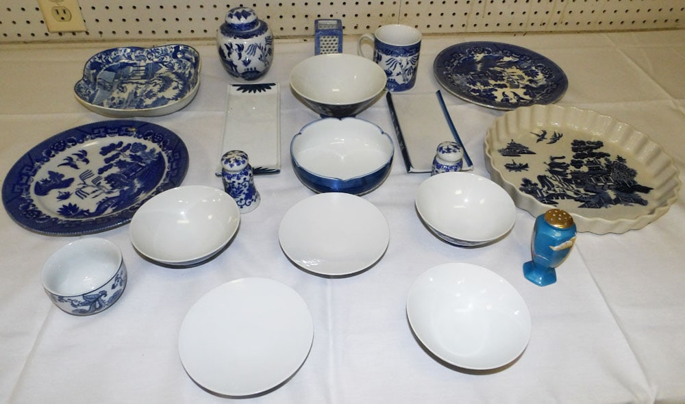 Lot Blue & White Porcelain Items (1 of 6)