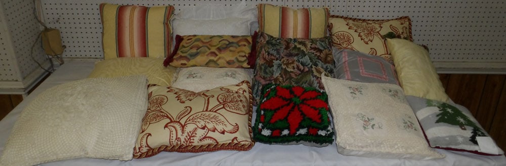 Lot Pillows: Lot Pillows. 18" X 14" "ALL DESCRIPTIONS AND ANY CONDITION STATEMENT GIVEN BY LANGSTON AUCTION GALLERY ARE STRICTLY OPINIONS AND LANGSTON'S SHALL HAVE NO RESPONSIBILITY FOR ERRORS OR OMISSIONS. THE AB