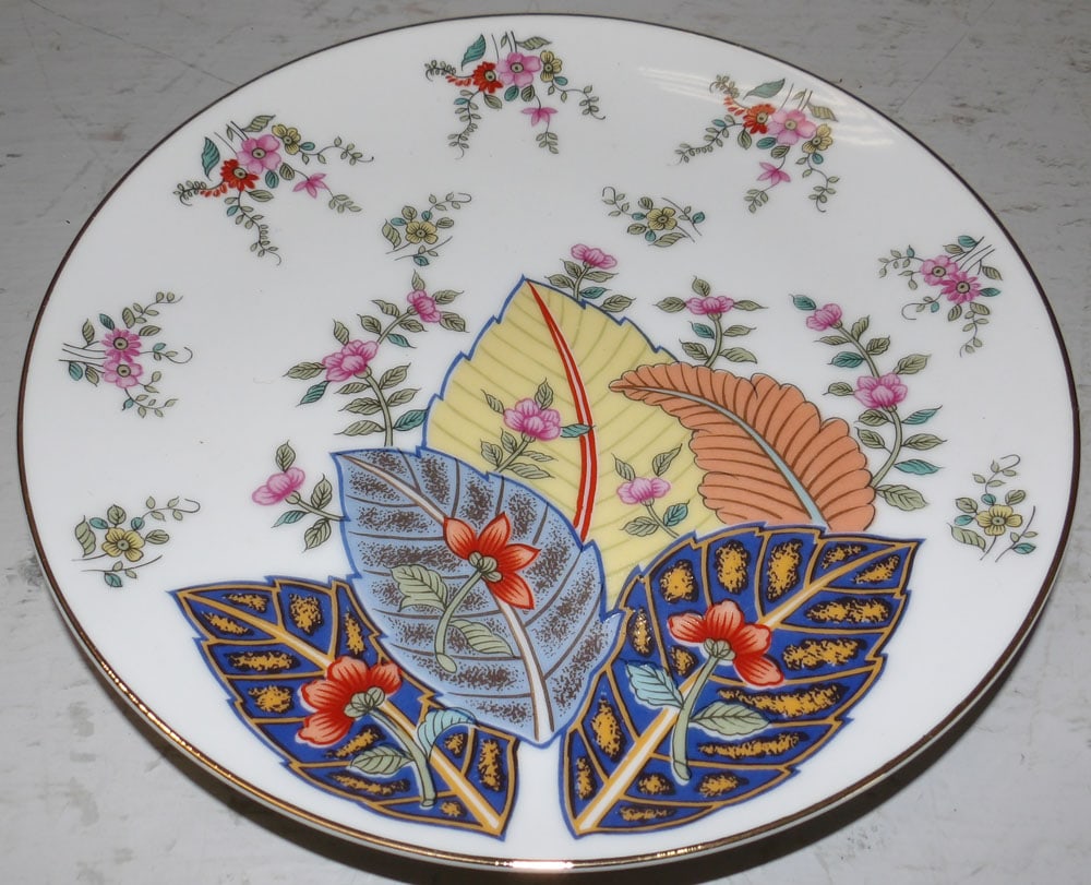 Tobacco Leaf Motif Porcelain Plate (1 of 3)