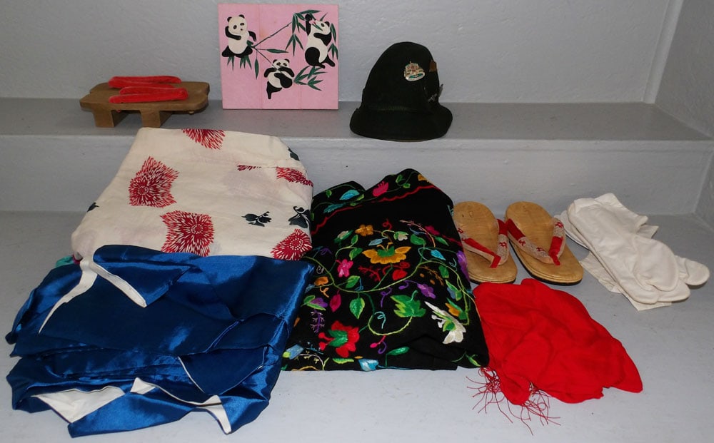 Lot Oriental Shoes- Hats - Textiles (1 of 8)