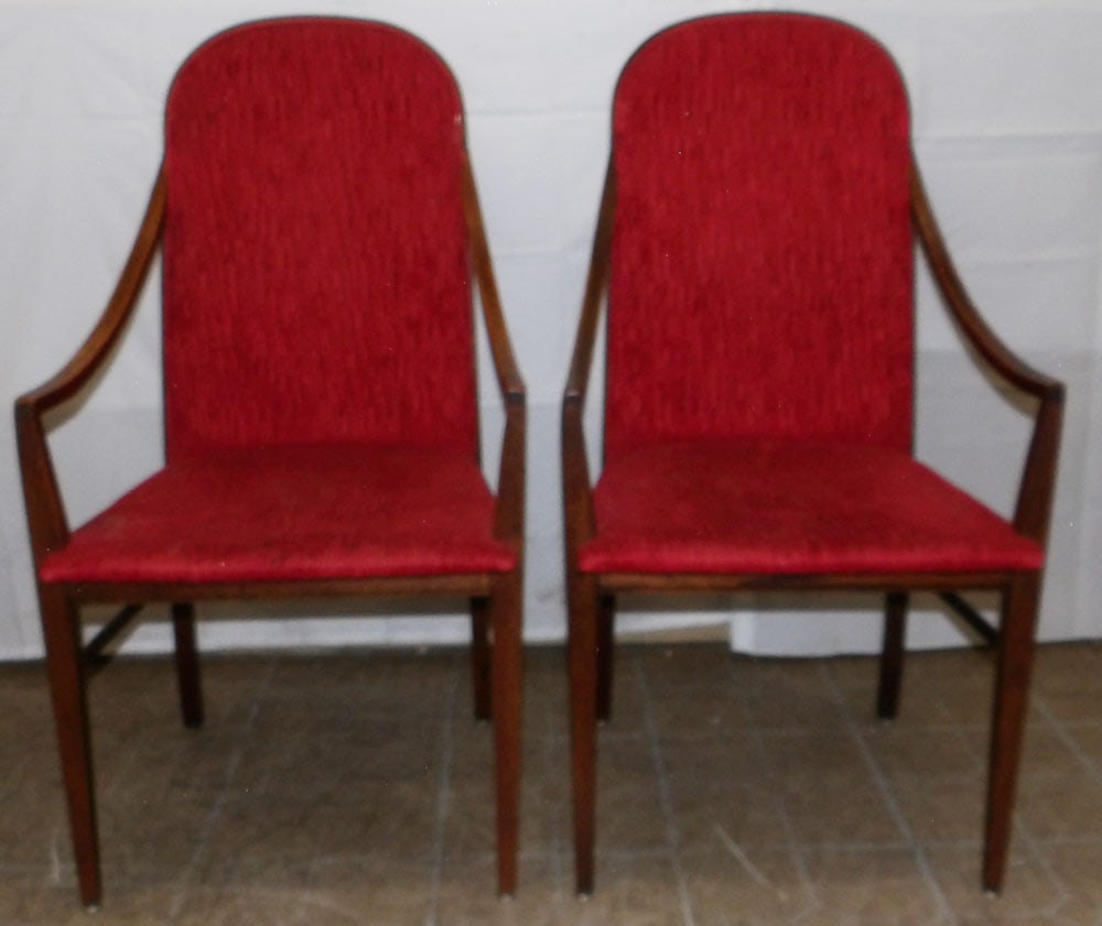 Pair of Antique Oak Arm Chairs: Pair of Antique Oak Arm Chairs . 40" H 21 1/4" W 20" D "ALL DESCRIPTIONS AND ANY CONDITION STATEMENT GIVEN BY LANGSTON AUCTION GALLERY ARE STRICTLY OPINIONS AND LANGSTON'S SHALL HAVE NO RESPONSIBILITY