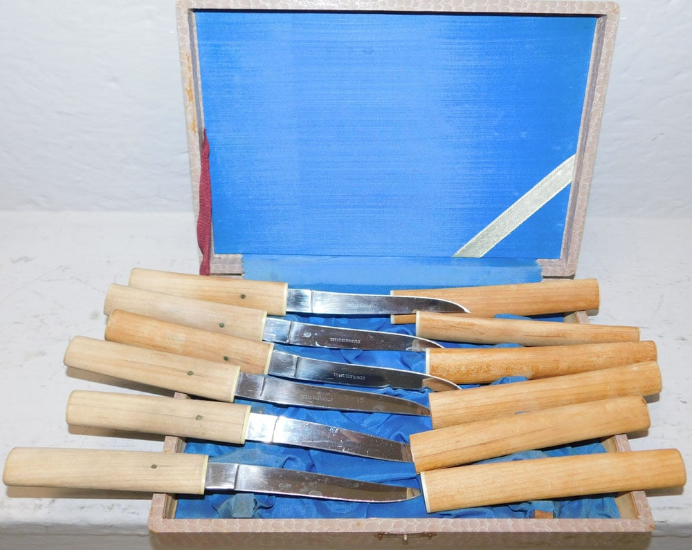 Lot of Oriental Knives in Case: Lot of Oriental Knives in Case. 9 1/2" X 6 1/2" "ALL DESCRIPTIONS AND ANY CONDITION STATEMENT GIVEN BY LANGSTON AUCTION GALLERY ARE STRICTLY OPINIONS AND LANGSTON'S SHALL HAVE NO RESPONSIBILITY FOR ER