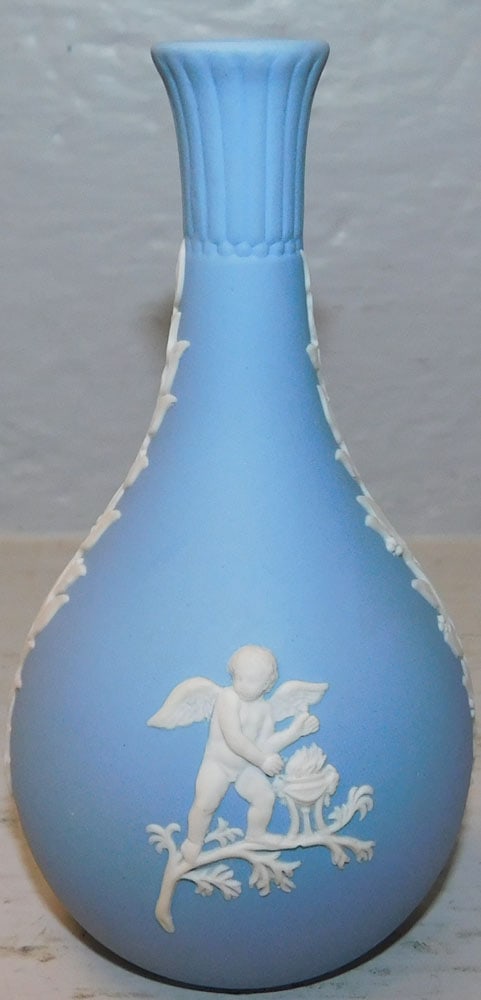 Wedgwood Bud Vase: Wedgwood Bud Vase. 5" H 2 3/4" Dia "ALL DESCRIPTIONS AND ANY CONDITION STATEMENT GIVEN BY LANGSTON AUCTION GALLERY ARE STRICTLY OPINIONS AND LANGSTON'S SHALL HAVE NO RESPONSIBILITY FOR ERRORS OR OMISS