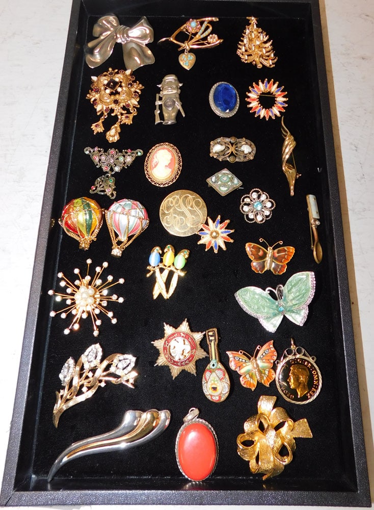 Lot of Costume Jewelry Brooches (1 of 4)