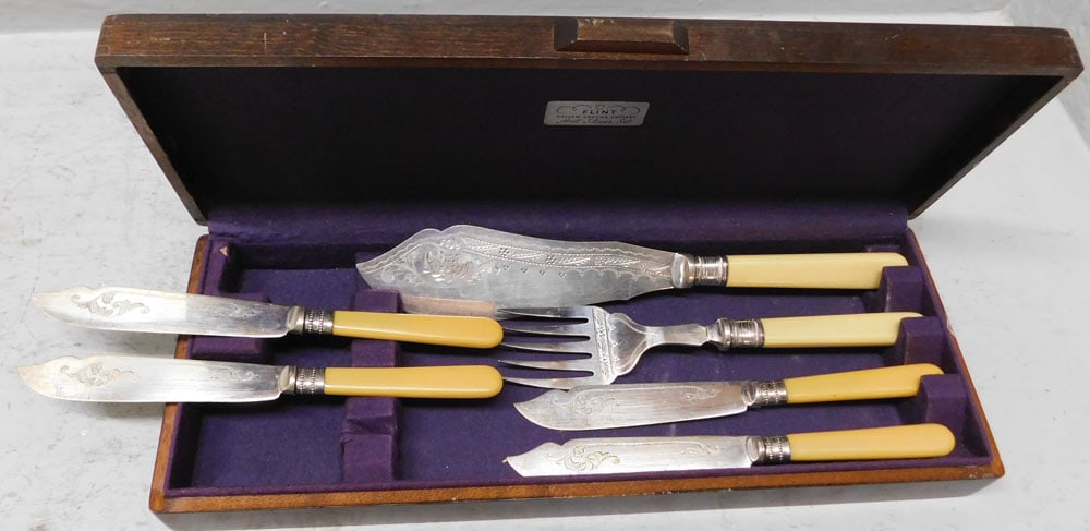 Six Piece Silverplated Bakelite Handle Fish Set in Case (1 of 4)