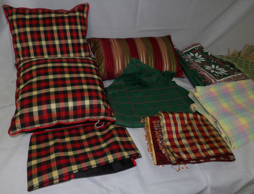 Lot Pillows - Linens - 2