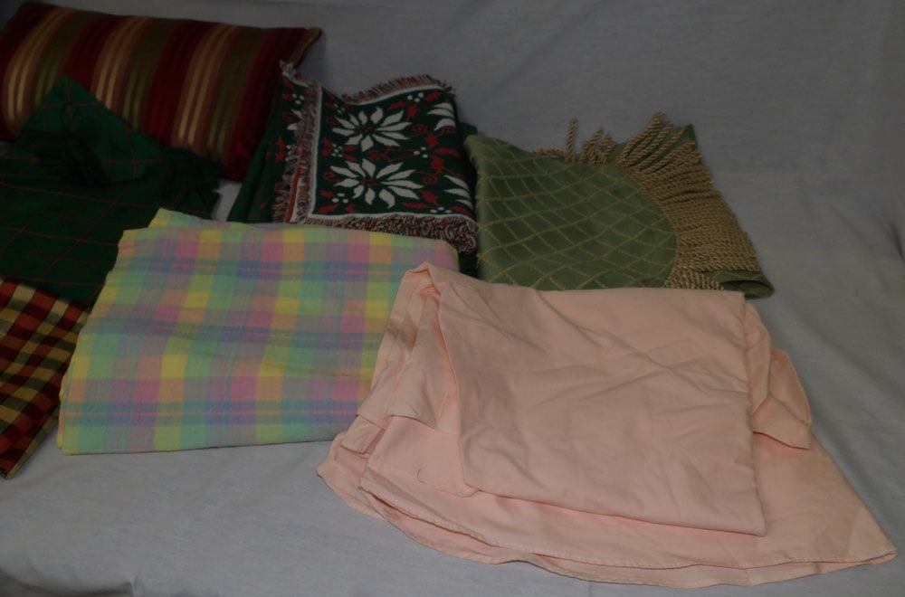 Lot Pillows - Linens - 3