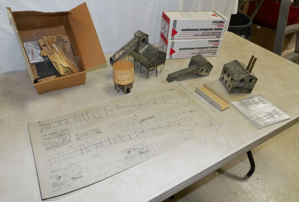 Lot Model Train Items - 2