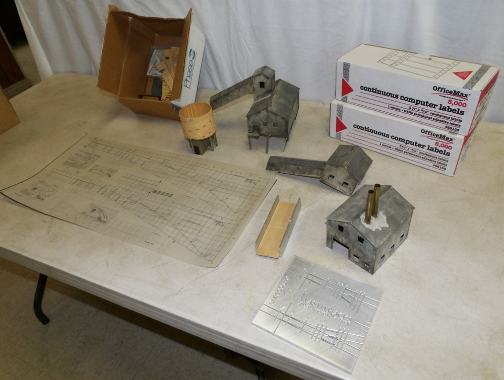 Lot Model Train Items - 3