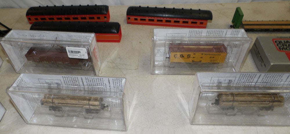 Lot Model Train Items - 5