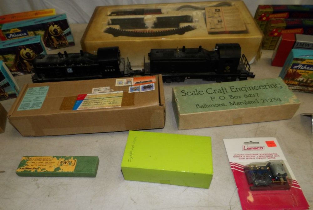 Lot Model Train Items - 4