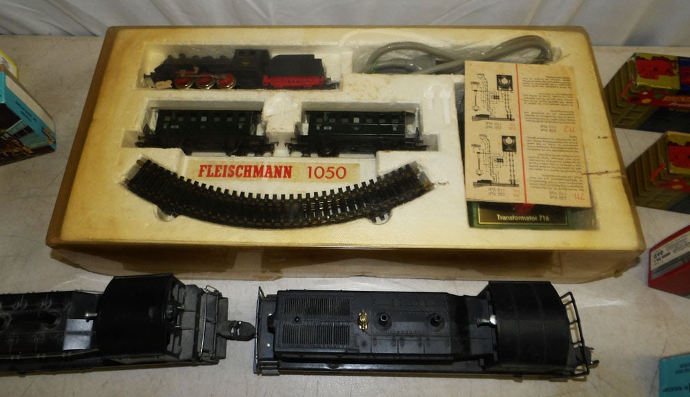 Lot Model Train Items - 5