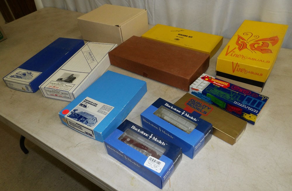 Lot Model Train Items - 3
