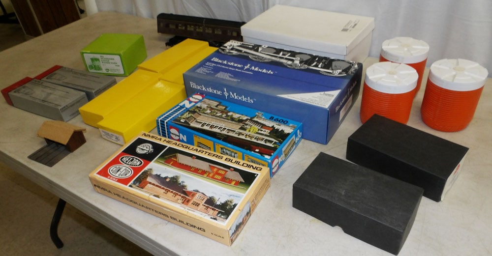 Lot Model Train Items - 3