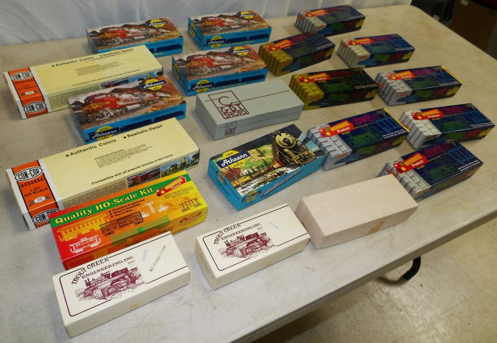 Lot Model Train Items - 2