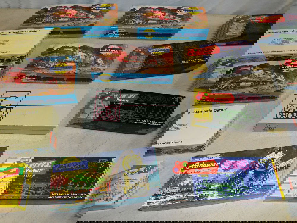 Lot Model Train Items - 4