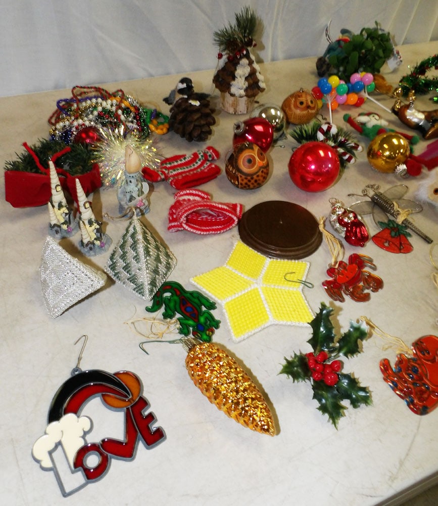 Lot Christmas Items - 2